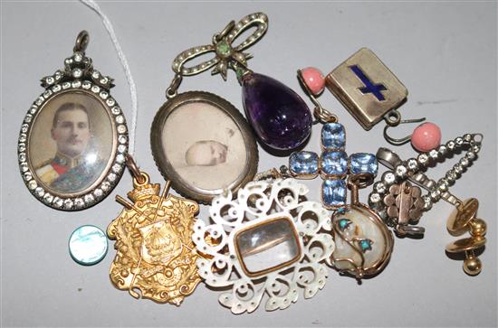 An Edwardian 9ct gold golf related prize medallion, a pair of 18ct gold studs and other items of jewellery.